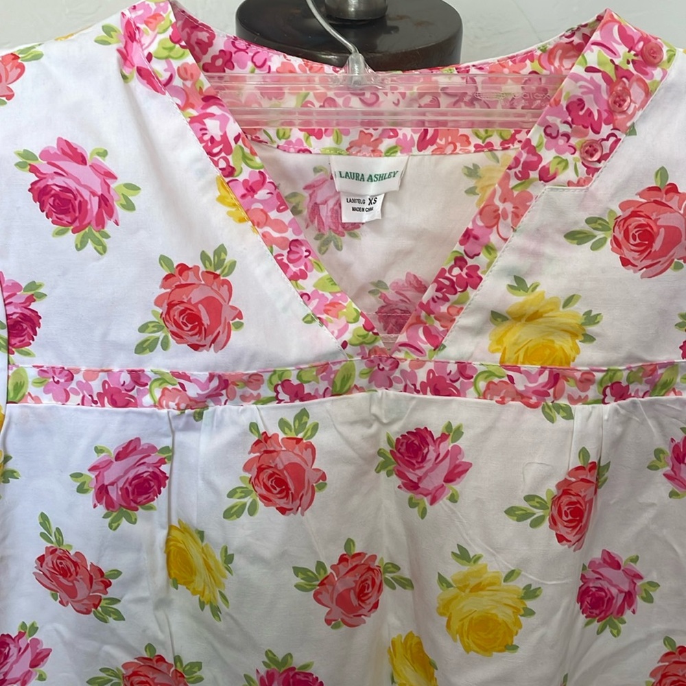 Laura Ashley Rose patterned scrub top size XS